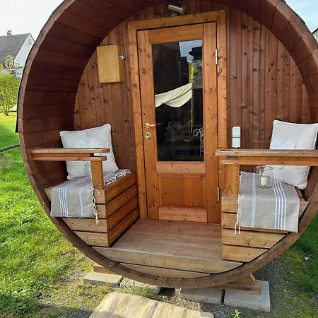 Tiny House Mit Saunafass Und Garten